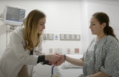 Кодирование Аквилонг в Струнино Врач держит пациентку за руку