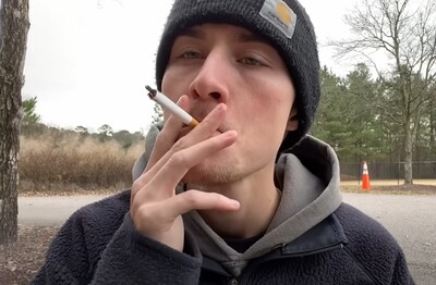 Лечение зависимости от табакокурения в Струнино Мужчина с сигаретой делает затяжку